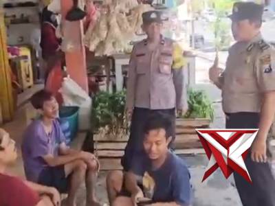 Polsek Paron melaksanakan sosialisasi layanan Call Center 110 kpd para pedagang dan pengunjung pasar - PoliceTube