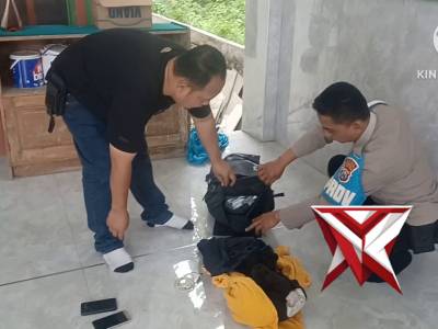 POLSEK KEDUNGADEM MENDATANGI LAPORAN  WARGA MENEMUKAN TAS TIDAK BERTUAN
