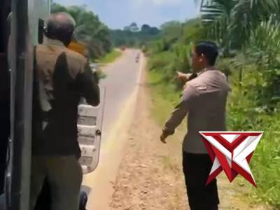 KAPOLSEK TUNGKAL JAYA BERIKAN PENGAMANAN KENDARAAN BUS YANG MENGALAMI TROUBLE DIJALAN