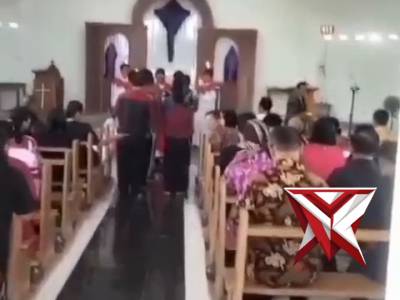 Polres Musi Rawas - Polda Sumatera Selatan AKP Herdiansyah dan personil Polsek Purwodadi Pam Gereja - PoliceTube