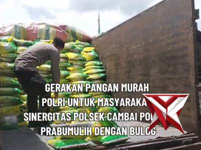 Bhabinkamtibmas polsek cambai membantu dalam program gerakan pangan murah