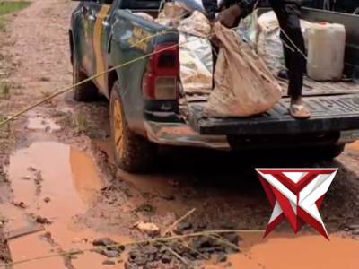 POLRI UNTUK MASYARAKAT ?? PERS POLSEK LALAN BANTU MASYARAKAT MENIMBUN JALAN YANG BERLUBANG ????? - PoliceTube