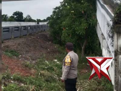 ANGGOTA POLSEK JEJAWI BRIPKA SARTONI  MELAKSANAKAN GIAT PATROLI JEMBATAN PENYEBRANGAN ORANG (JPO)
