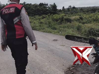 (07)Anggota Polsek BTS ulu polres Musi Rawas memberikan polisline ditempat yang rawanlaka