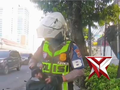 Repost @sahabatpropam
Sebuah video memperlihatkan aksi heroik seorang petugas Polantas yang membant