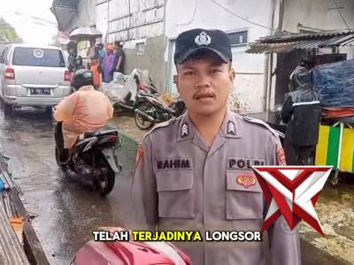 Bareng BPBD, Polsek Warudoyong Sukabumi Evakuasi Bangunan Ambruk Diterjang Longsor