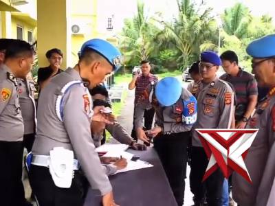 Pelaksanaan Pemeriksaan Senpi oleh Tim riksa senpi Polda Sumsel .

polresokihadir