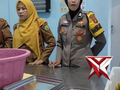 Melakukan cek kesehatan MBG di wilayah babat Toman