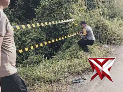 Anggota Polsek BTS ulu polres Musi Rawas memberikan himbawan kepada pemudik 7