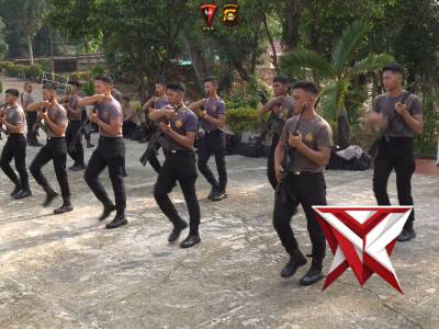 Personel Brimob melaksanakan kegiatan Gerakan Kolonel Senjata