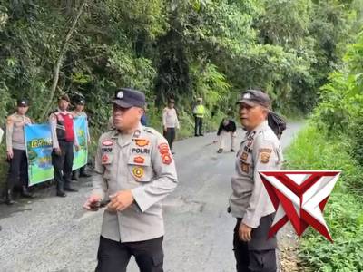 Personil polres oku selatan melaksanakan kegiatan penambalan jalan yang berlubang