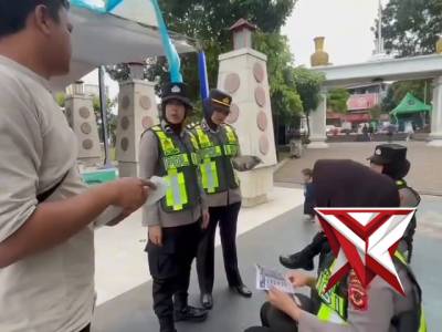 Pelayanan Mojang Bintana Lodaya jelang Shalat Jum'at. - PoliceTube