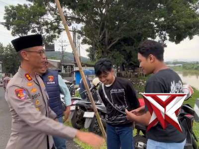 Kapolres Banjar Bagi-bagi Takjil Kepada Masyarakat - PoliceTube