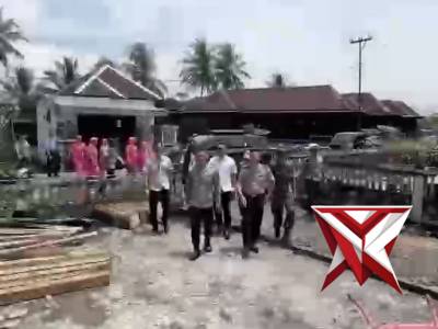 POLRES DAN BHAYANGKARI OKU SELATAN PEDULI TERHADAP PARA KORBAN KEBAKARAN RUMAH DI DESA GEDUNG WANI
