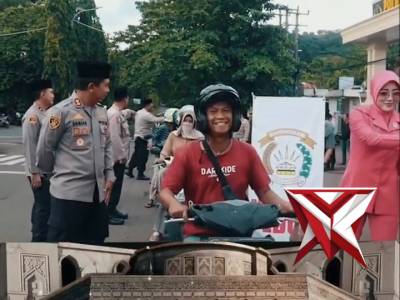 Kapolres Sukabumi dan Ketua Bhayangkari Cabang Sukabumi Bagikan Takjil k - PoliceTube