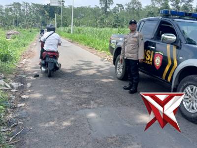 Anggota Polsek Klakah melaksanakan patroli di wilayah Klakah