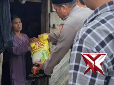 Polsek Babat Toman gelar program bagikan sembako gratis untuk warga tidak mampu di desa ulak paceh.7