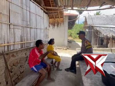 Bhabinkamtibmas desa purpura polsek kisar melaksanakan giat sambang pada rumah warga