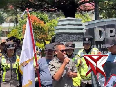 Polres Magetan mengawal penyampaian aspirasi dari Ormas GRIB dan OI di depan DPRD serta Kejaksaan Ne