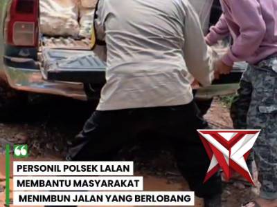 POLRI UNTUK MASYARAKAT ?? PERS POLSEK LALAN BANTU MASYARAKAT MENIMBUN JALAN YANG BERLUBANG ?????