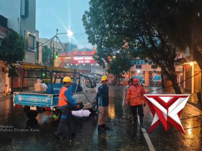 Polisi dan Tim Gabungan Cepat Tangani Hujan deras disertai angin robohkan pohon