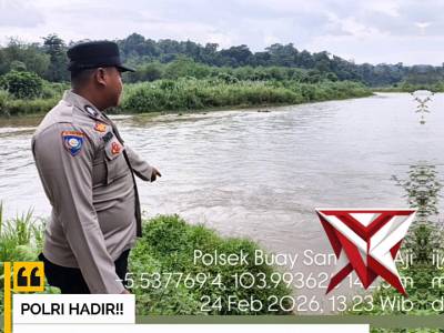 Bhabinkamtibmas cek debit air sungai