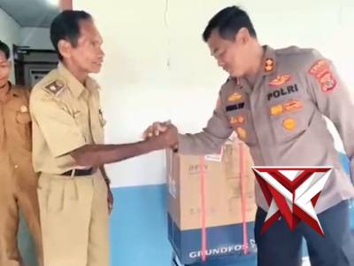 Penyerahan bantuan mesin air dari kapolda maluku kepada desa werwaru - PoliceTube