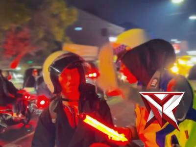 Anggota Sat Lantas Polres Purwakarta Hadir di tengah tengah perayaan malam Tahun Baru 2026. - PoliceTube