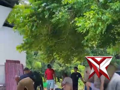 Personil polres MBD melaksanakan giat kerja bakti di masjid polres MBD - PoliceTube
