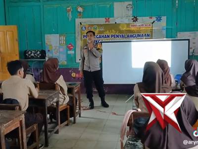 Bhabinkamtibmas polsek lembak memberikan penyuluhan kepada siswa siswi SMA PGRI Alai - PoliceTube