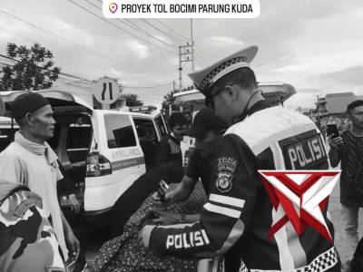 anggota Satlantas Polres Sukabumi menunjukkan kepedulian - PoliceTube