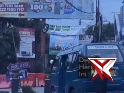 ANGGOTA POLRI MEMBANTU KENDARAAN MOGOK