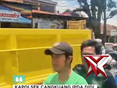 Kapolsek Cangkuang Polresta Bandung Ipda Didi Dwi Purnomo, S.AP., CPHR., bantu dorong mobil yang ter - PoliceTube