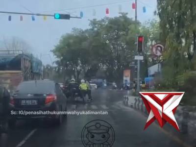 Ditengah hujan polantas siap melayani - PoliceTube