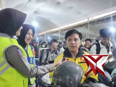 DITENGAH ARUS MUDIK YANG MULAI MEMADATI ALUR PENYEBERANGAN.