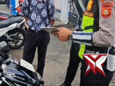 POV jadi Polisi Soft Spoken menegur pelajar dengan 3 pelanggaran berat tidak memakai Helm - PoliceTube