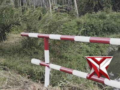 (07)Anggota Polsek BTS ulu polres Musi Rawas memberikan polisline ditempat yang rawanlaka