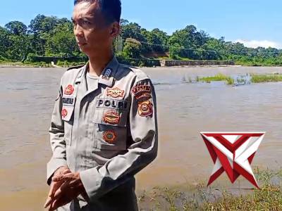 Personil Sat Binmas melaksanakan Giat pengecekan debit di sungai lematang