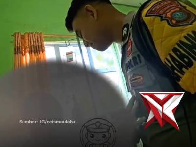 Aksi Humanis Seorang anggota Polri Briptu Qeis yang berdinas di Polres Lingga, Kepulauan Riau.