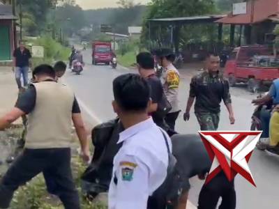 Polsek Lawang Kidul Turun Langsung dalam Gerakan Bersih-bersih Kecamatan - PoliceTube