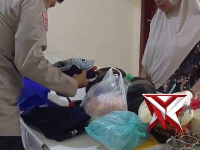 Pemeriksaan barang Bawaan Besuk Tahanan Polsek Lais - PoliceTube