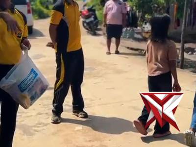 20. Menghadirkan senyuman bagi anak - anak