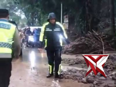 Polsek Nagreg menunjukkan respon cepat dalam penanganan bencana longsor