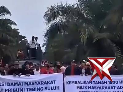 Aksi damai masyarakat Desa Tebing Suluh, Kecamatan Lempuing, Kabupaten Ogan Komering Ilir, terhadap