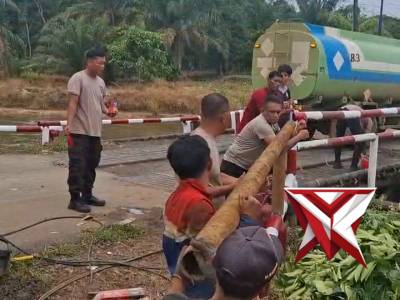 Giat BELIDA Polsek BTS Ulu Polres Mura Revitalisasi Jembatan Sungai Jene. C6