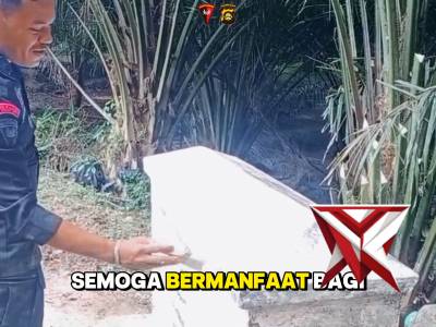 Satbrimob Polda Sumsel melaksanakan bakti sosial kepolisian melalui pembangunan Jembatan Merah Putih