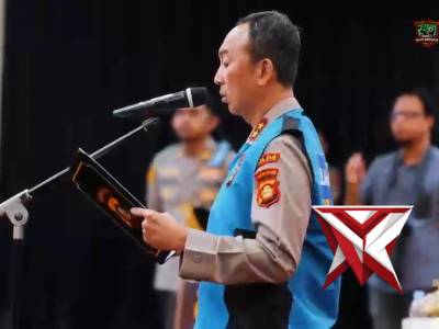 Kapolda Sumatera Selatan Irjen Pol Dr. Sandi Nugroho memimpin upacara pengambilan sumpah dan penanda