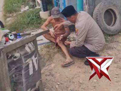 Kanit Binmas Polsek Bayung Lencir Membantu Masyarakat Yang Terjatuh Saat Mencari Nafkah - PoliceTube
