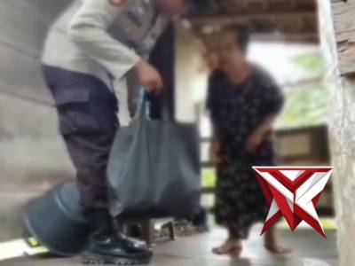 Indahnya berbagi, Polri hadir untuk masyarakat. Jumat Berkah, tebarkan kebaikan