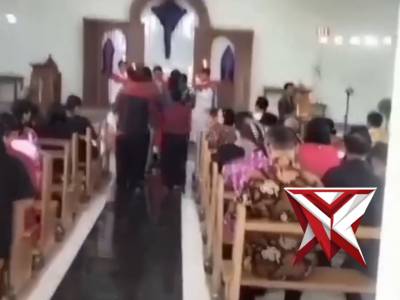 Polres Musi Rawas - Polsek Purwodadi melaksanakan pengamanan di Gereja ST. Katarina kec Purwodadi - PoliceTube